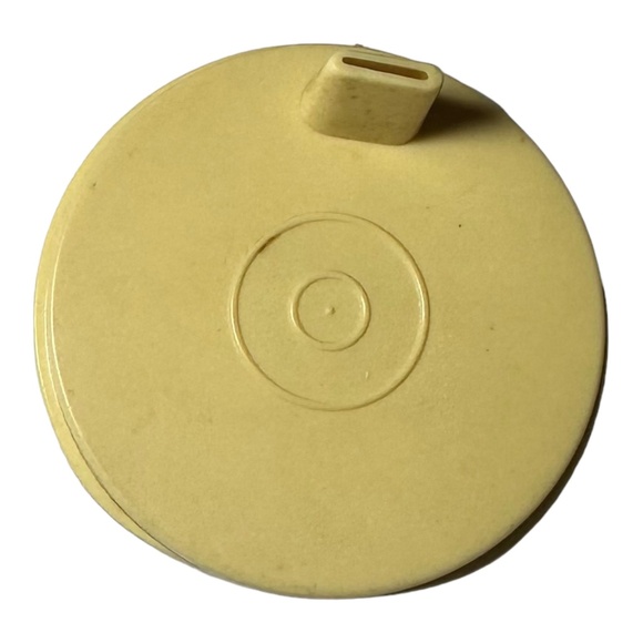 Tupperware Vintage Ivory Supper Seal Sippy Top Magnet - Picture 1 of 2